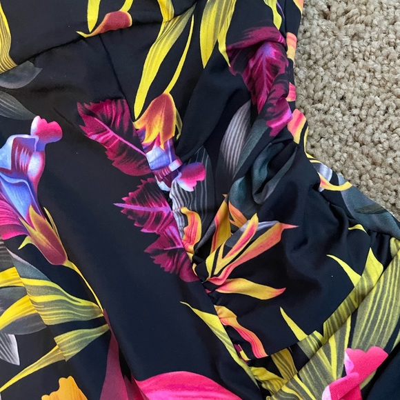 ☀️Studio Untold Tropical Print Swimsuit with front keyhole design☀️ - Picture 8 of 9